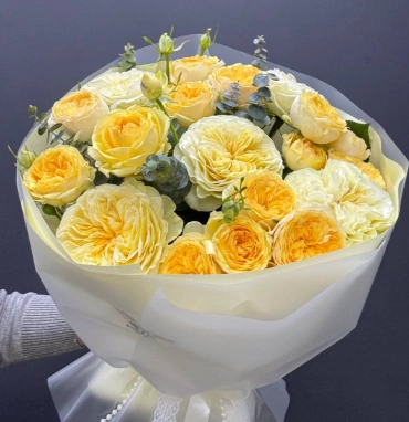 Сборный букет пионовидных роз и эвкалипта «Сливочный»