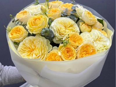 Сборный букет пионовидных роз и эвкалипта «Сливочный»