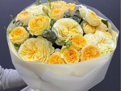 Сборный букет пионовидных роз и эвкалипта «Сливочный»