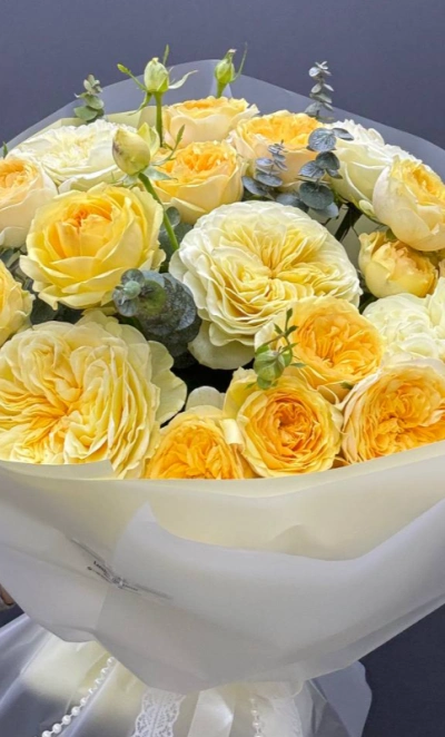 Сборный букет пионовидных роз и эвкалипта «Сливочный»