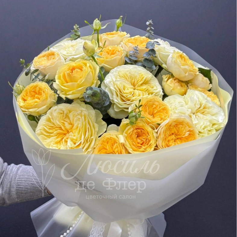 Сборный букет пионовидных роз и эвкалипта &laquo;Сливочный&raquo;