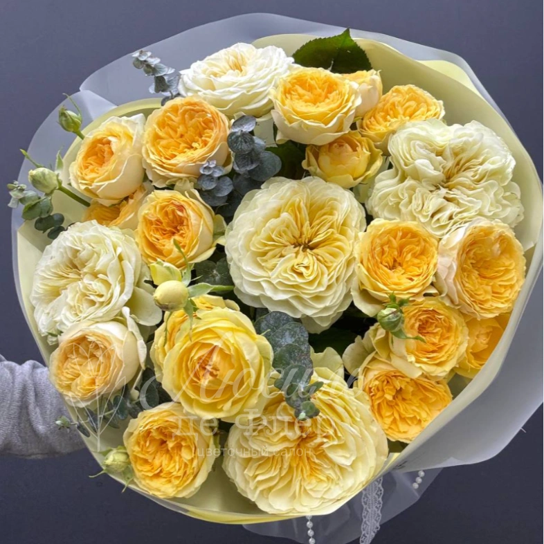 Сборный букет пионовидных роз и эвкалипта &laquo;Сливочный&raquo;