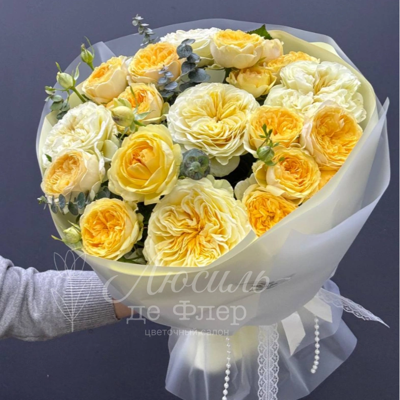 Сборный букет пионовидных роз и эвкалипта &laquo;Сливочный&raquo;