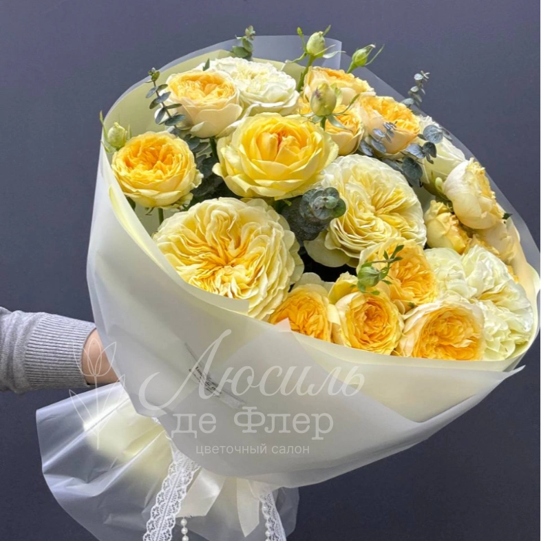 Сборный букет пионовидных роз и эвкалипта &laquo;Сливочный&raquo;