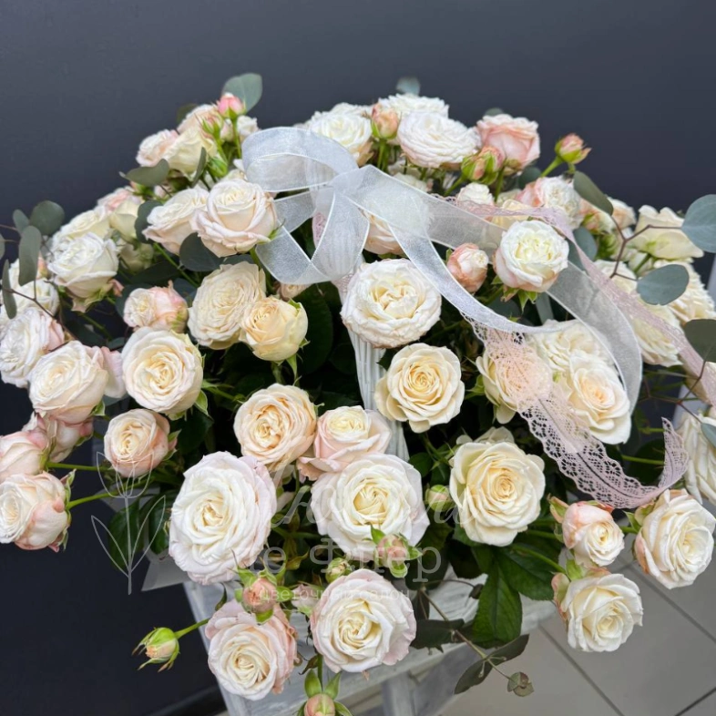 Композиция в корзине из пионовидных роз &laquo;Нежное облако любви&raquo;