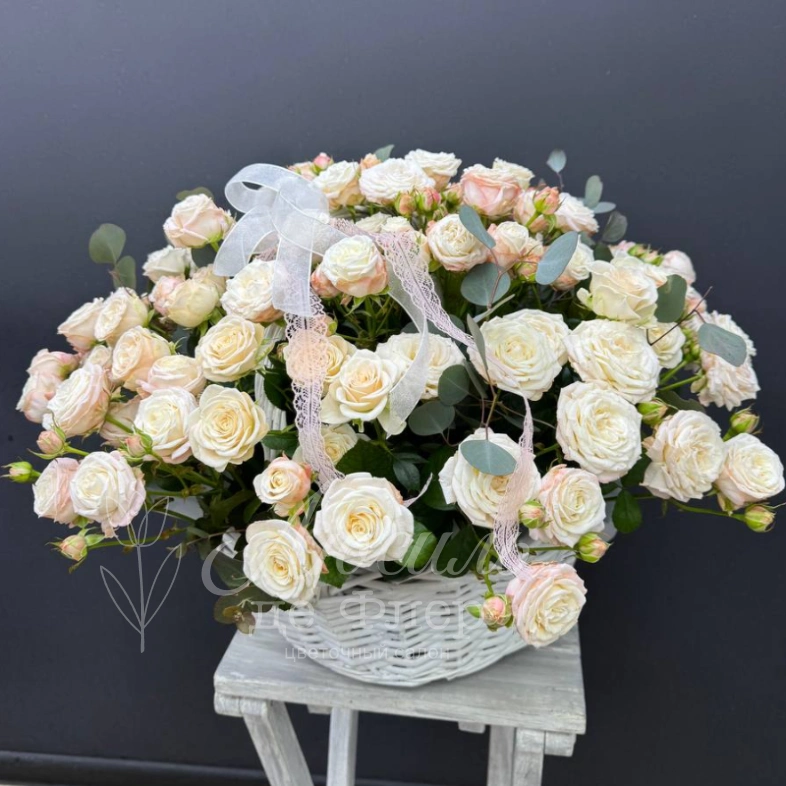 Композиция в корзине из пионовидных роз &laquo;Нежное облако любви&raquo;