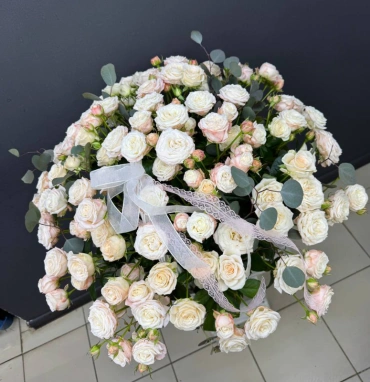 Композиция в корзине из пионовидных роз «Нежное облако любви»