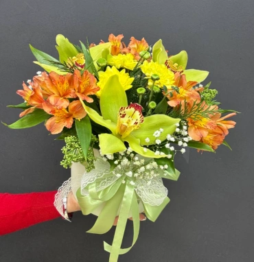 Композиция из орхидей и альстромериями в коробке «Солнечный букет счастья»