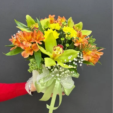 Композиция из орхидей и альстромериями в коробке «Солнечный букет счастья»