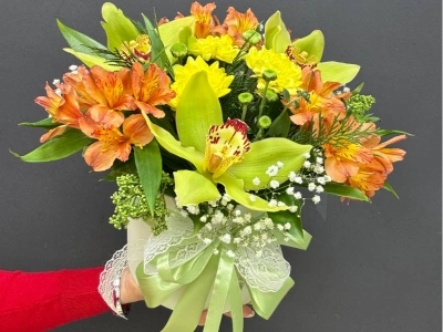 Композиция из орхидей и альстромериями в коробке «Солнечный букет счастья»