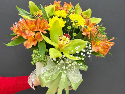 Композиция из орхидей и альстромериями в коробке «Солнечный букет счастья»