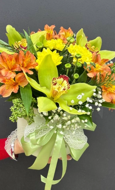 Композиция из орхидей и альстромериями в коробке «Солнечный букет счастья»