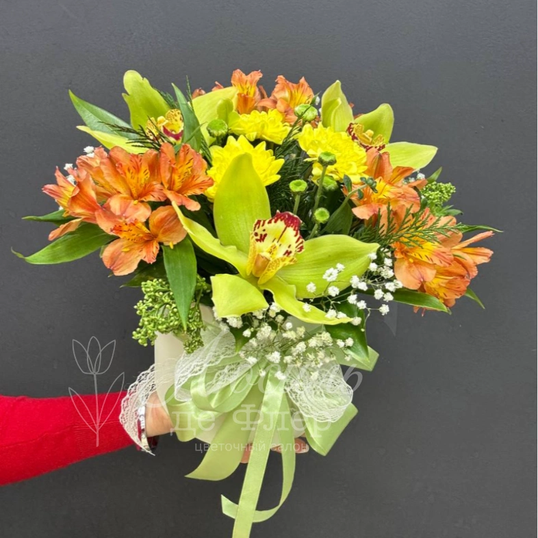 Композиция из орхидей и альстромериями в коробке &laquo;Солнечный букет счастья&raquo;