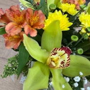 Композиция из орхидей и альстромериями в коробке &laquo;Солнечный букет счастья&raquo; 2