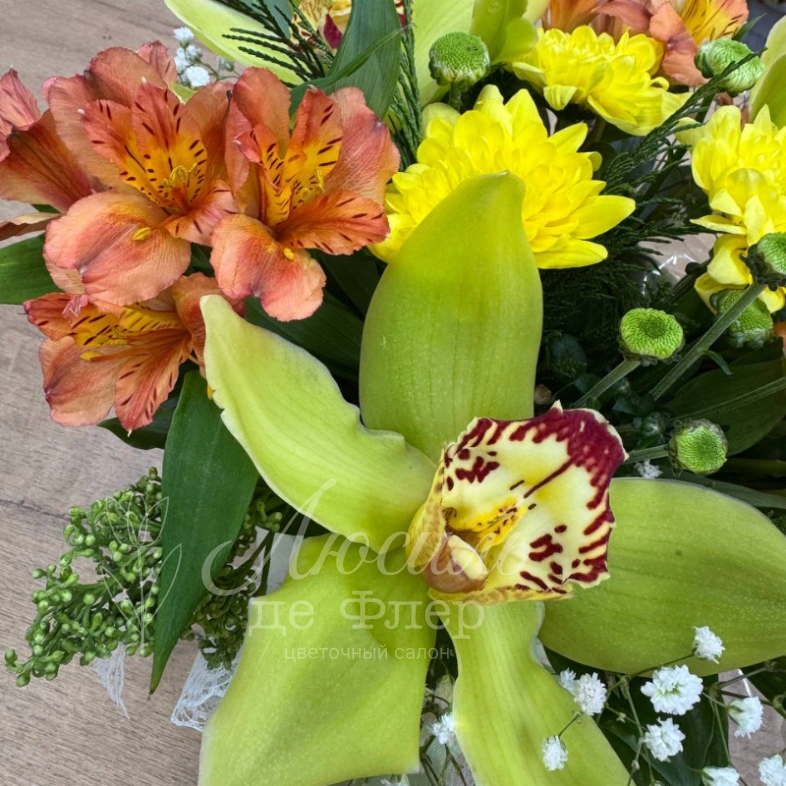 Композиция из орхидей и альстромериями в коробке &laquo;Солнечный букет счастья&raquo;