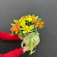 Композиция из орхидей и альстромериями в коробке &laquo;Солнечный букет счастья&raquo; 1