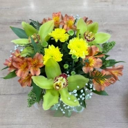 Композиция из орхидей и альстромериями в коробке &laquo;Солнечный букет счастья&raquo; 3