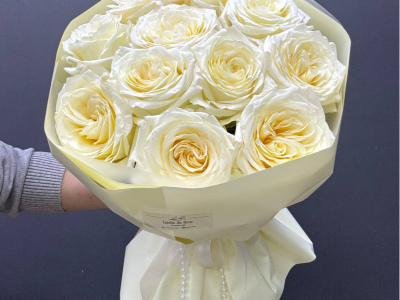 Монобукет из роз цвета шампань «Брызги игристого»