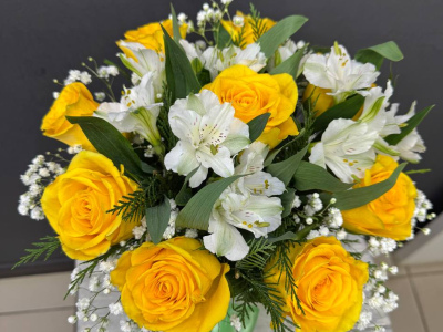 Композиция из роз и альстромерий «Букет солнца»
