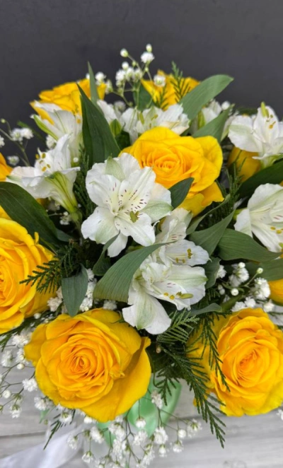 Композиция из роз и альстромерий «Букет солнца»
