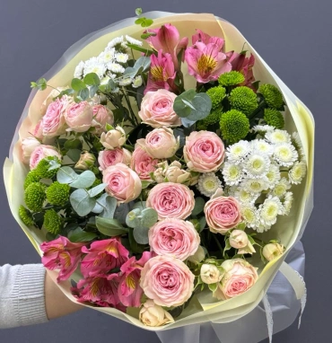 Сборный букет из кустовых роз и хризантем «Нежная весна»