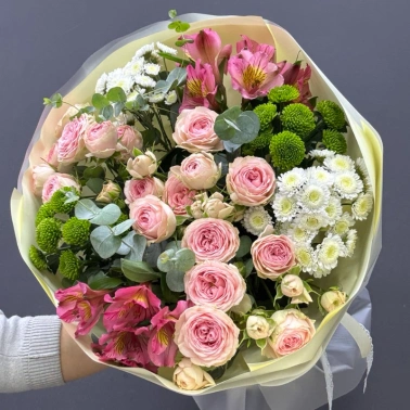 Сборный букет из кустовых роз и хризантем «Нежная весна»
