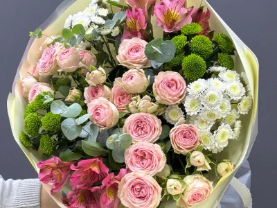 Сборный букет из кустовых роз и хризантем «Нежная весна»