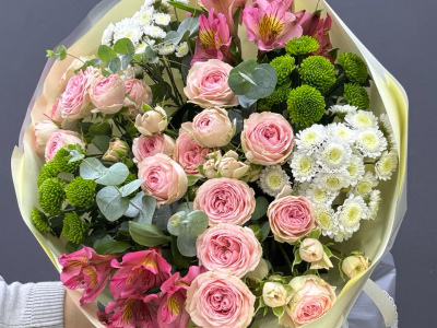 Сборный букет из кустовых роз и хризантем «Нежная весна»