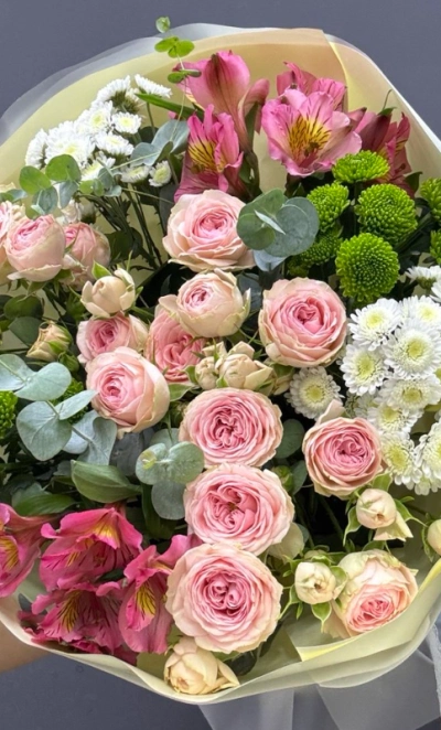 Сборный букет из кустовых роз и хризантем «Нежная весна»