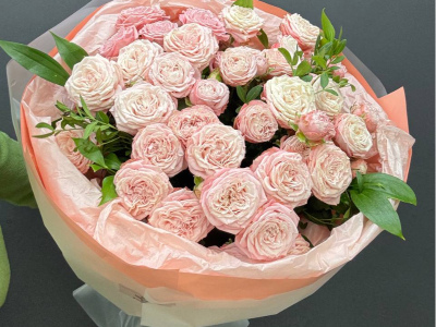 Монобукет из кустовых роз «Леди Бомбастик»