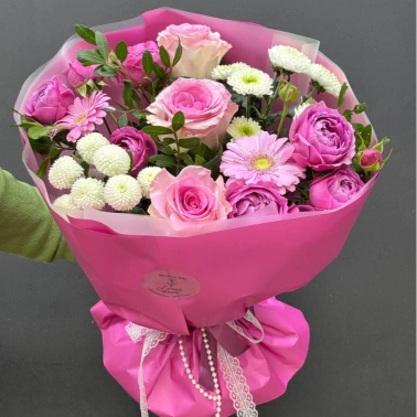 Сборный букет из роз, гербер, хризантем и кустовых роз «Розовый каприз»