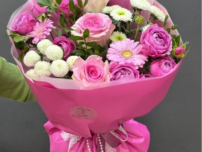 Сборный букет из роз, гербер, хризантем и кустовых роз «Розовый каприз»