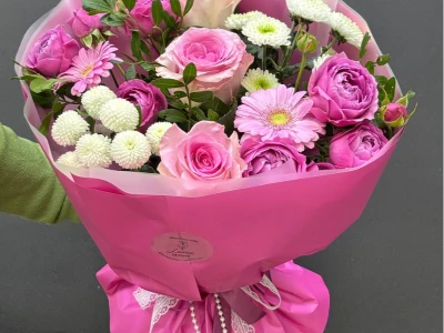 Сборный букет из роз, гербер, хризантем и кустовых роз «Розовый каприз»