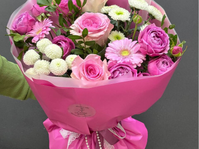 Сборный букет из роз, гербер, хризантем и кустовых роз «Розовый каприз»