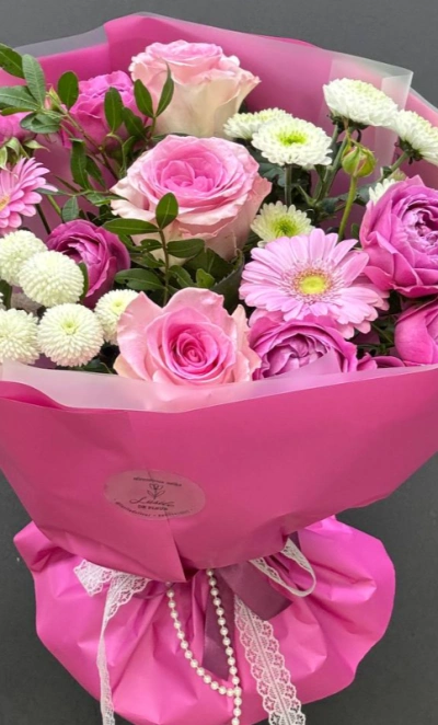 Сборный букет из роз, гербер, хризантем и кустовых роз «Розовый каприз»