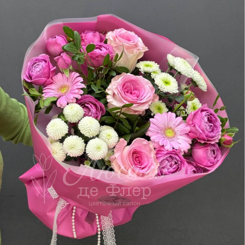Сборный букет из роз, гербер, хризантем и кустовых роз &laquo;Розовый каприз&raquo;