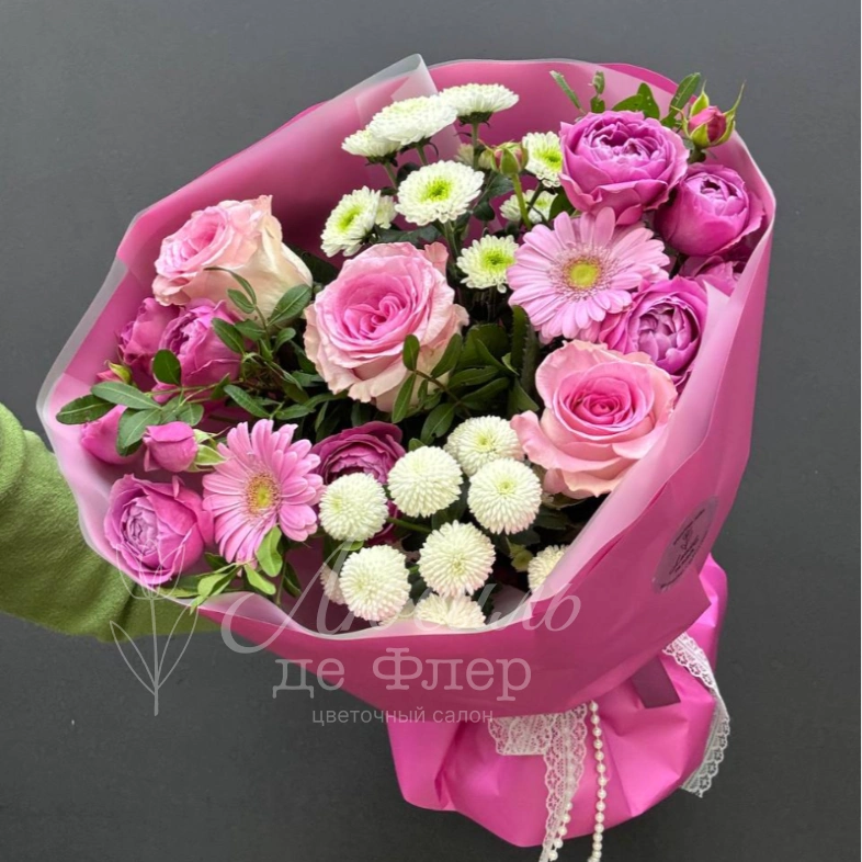 Сборный букет из роз, гербер, хризантем и кустовых роз &laquo;Розовый каприз&raquo;