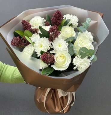Сборный букет из роз, хризантем и диантусов «Шоколад»