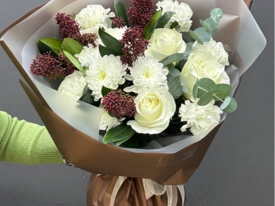 Сборный букет из роз, хризантем и диантусов «Шоколад»