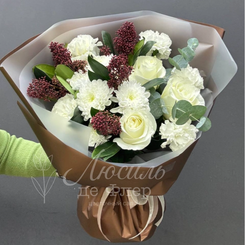 Сборный букет из роз, хризантем и диантусов &laquo;Шоколад&raquo;