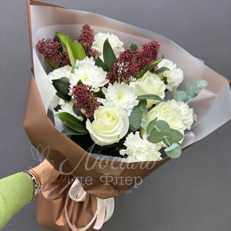 Сборный букет из роз, хризантем и диантусов &laquo;Шоколад&raquo;