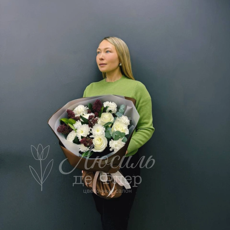 Сборный букет из роз, хризантем и диантусов &laquo;Шоколад&raquo;