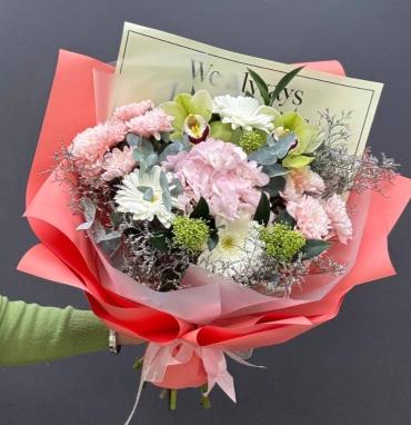 Сборный букет из гортензии, орхидей и гербер «Нежность»