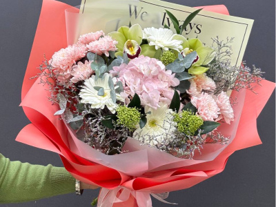 Сборный букет из гортензии, орхидей и гербер «Нежность»