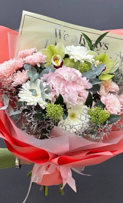 Сборный букет из гортензии, орхидей и гербер «Нежность»