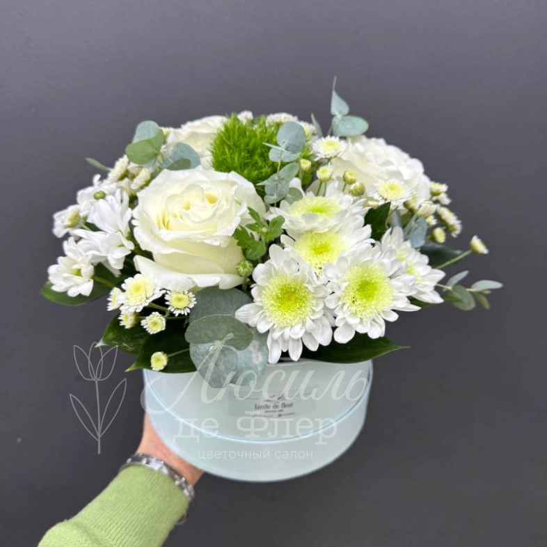 Композиция в шляпной коробке  из белых роз, хризантем и эвкалипта &laquo;Зефир&raquo;