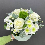 Композиция в шляпной коробке  из белых роз, хризантем и эвкалипта &laquo;Зефир&raquo; 0