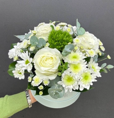 Композиция в шляпной коробке  из белых роз, хризантем и эвкалипта «Зефир»