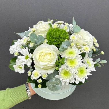 Композиция в шляпной коробке  из белых роз, хризантем и эвкалипта «Зефир»