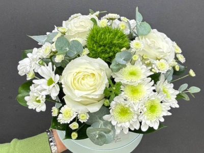 Композиция в шляпной коробке  из белых роз, хризантем и эвкалипта «Зефир»